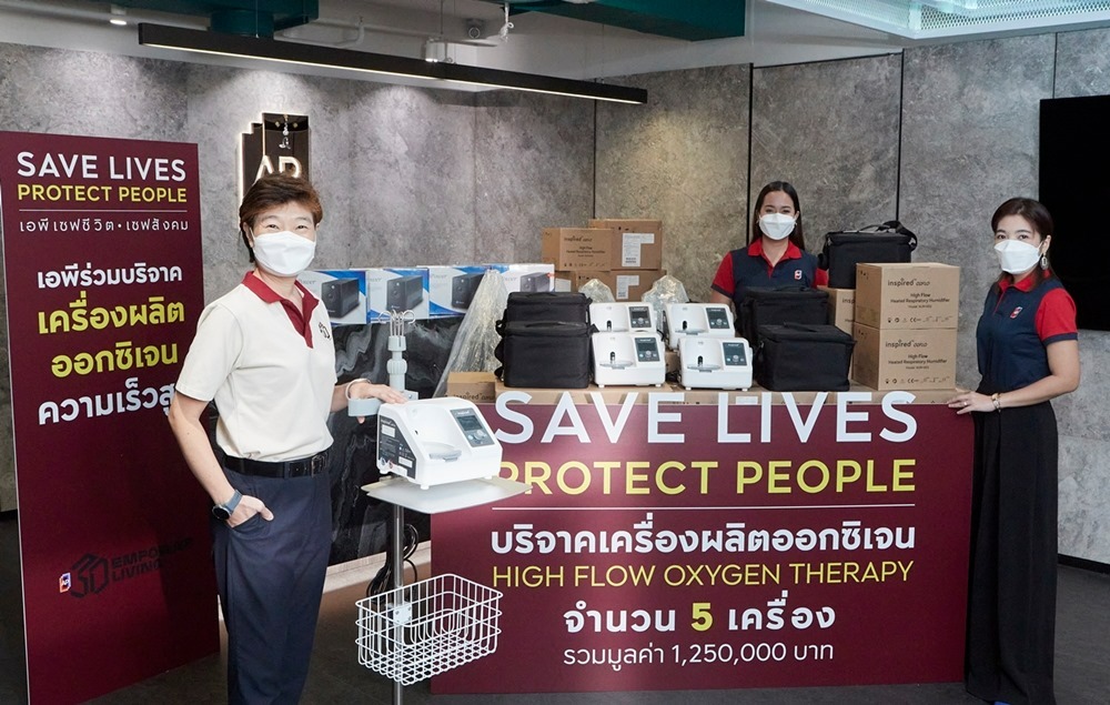 อาจเป็นรูปภาพของ 3 คน และข้อความพูดว่า